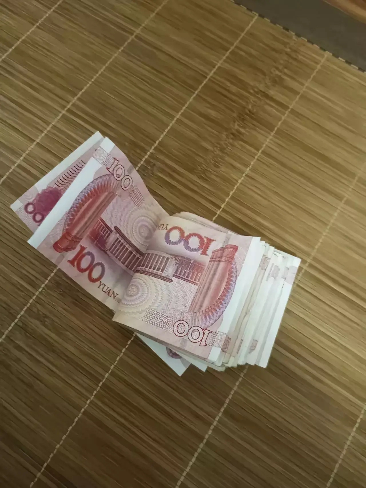 公公的钱,第三个月有了点盈余就赶紧还回去了,我公公当着我的面,还