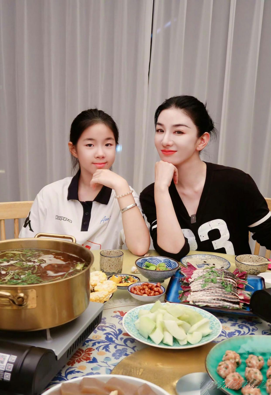 黄奕的美貌好像没传给女儿,女儿长得更像爸爸.
