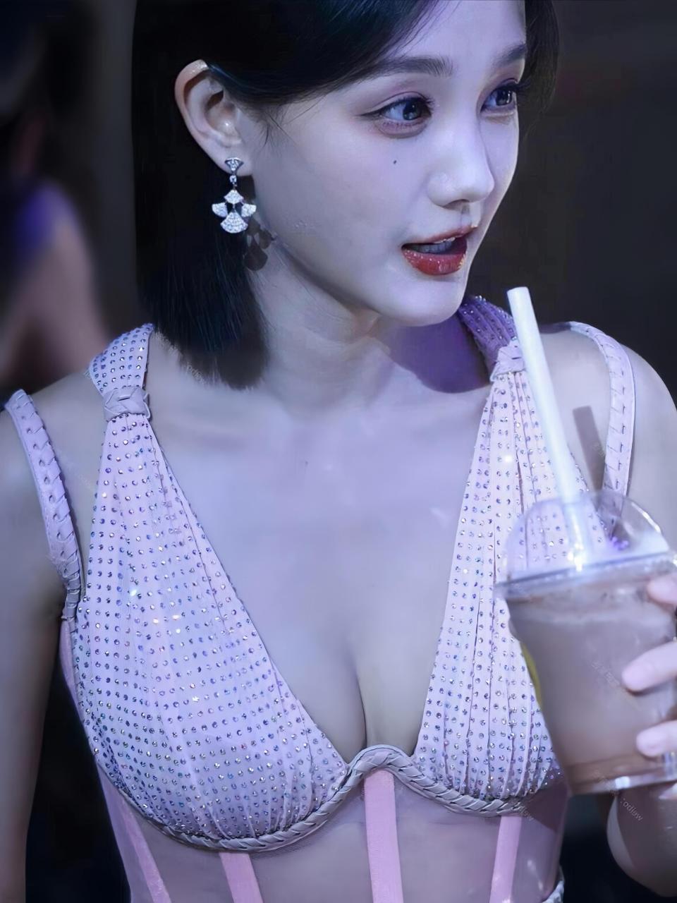 李一桐酥胸美腿肥臀,谁看了不迷糊啊