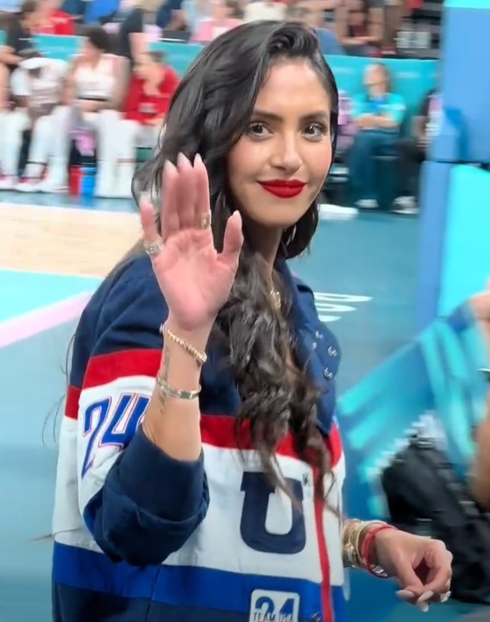 吸引了所有人的目光——她就是篮球巨星科比的遗孀,瓦妮莎·布莱恩特