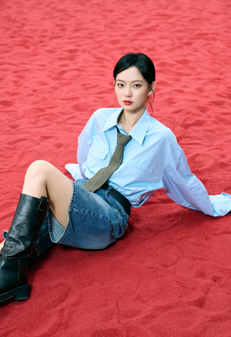 陈雨锶,蓝色衬衫牛仔短裤搭配马丁靴,又美又酷!