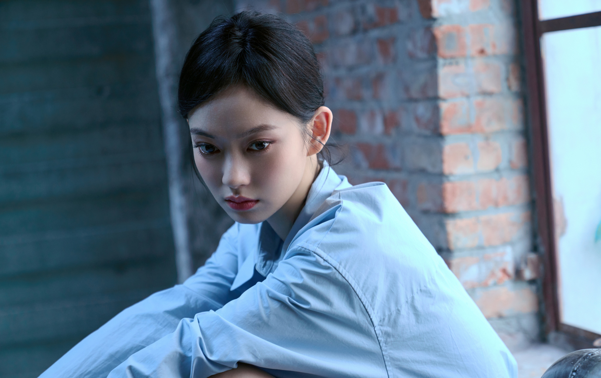 陈雨锶,蓝色衬衫牛仔短裤搭配马丁靴,又美又酷!