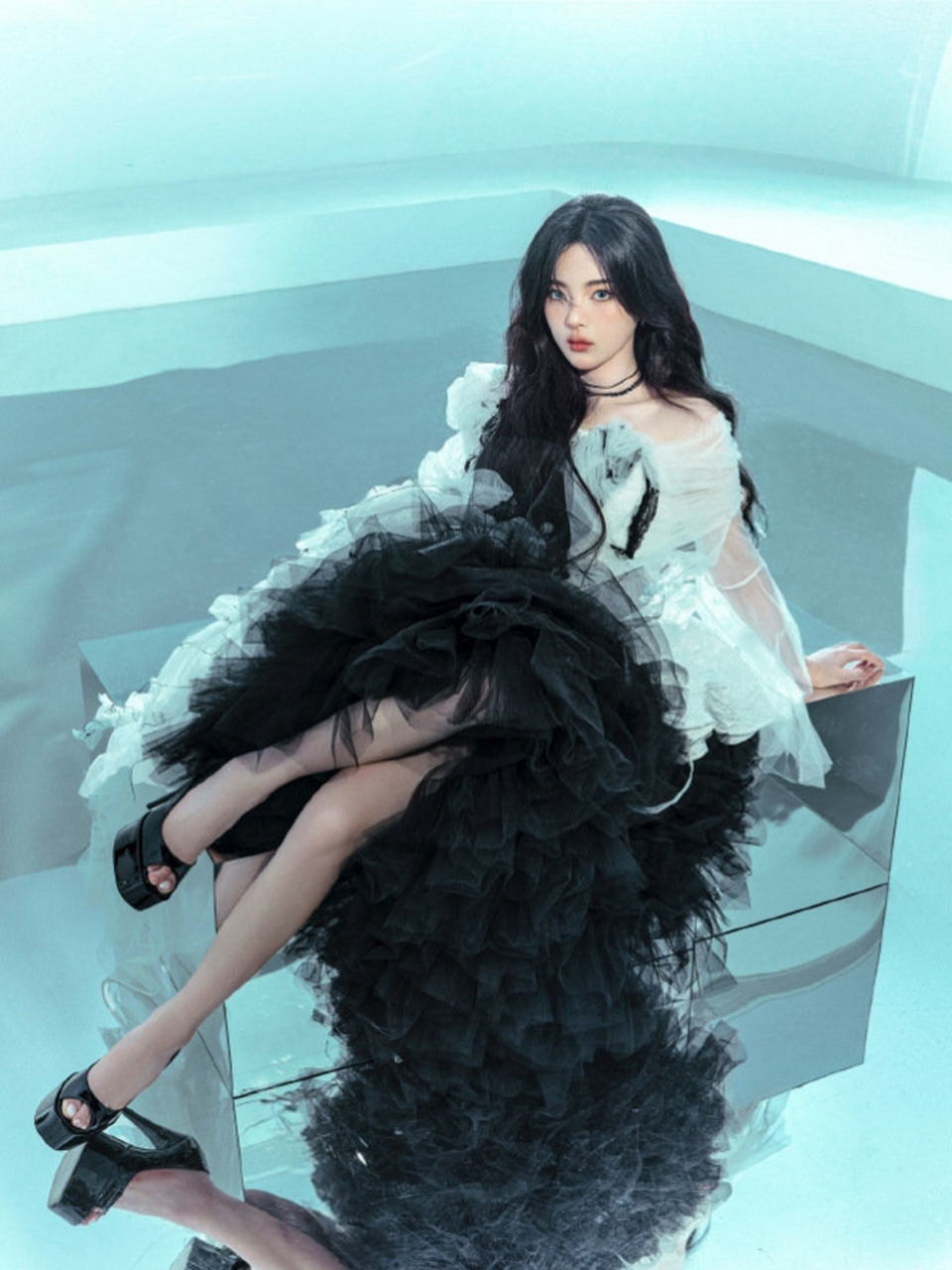 杨超越时尚写真大赏,香肩轻露性感迷人,美腿修长搭配高跟鞋,尽显完美