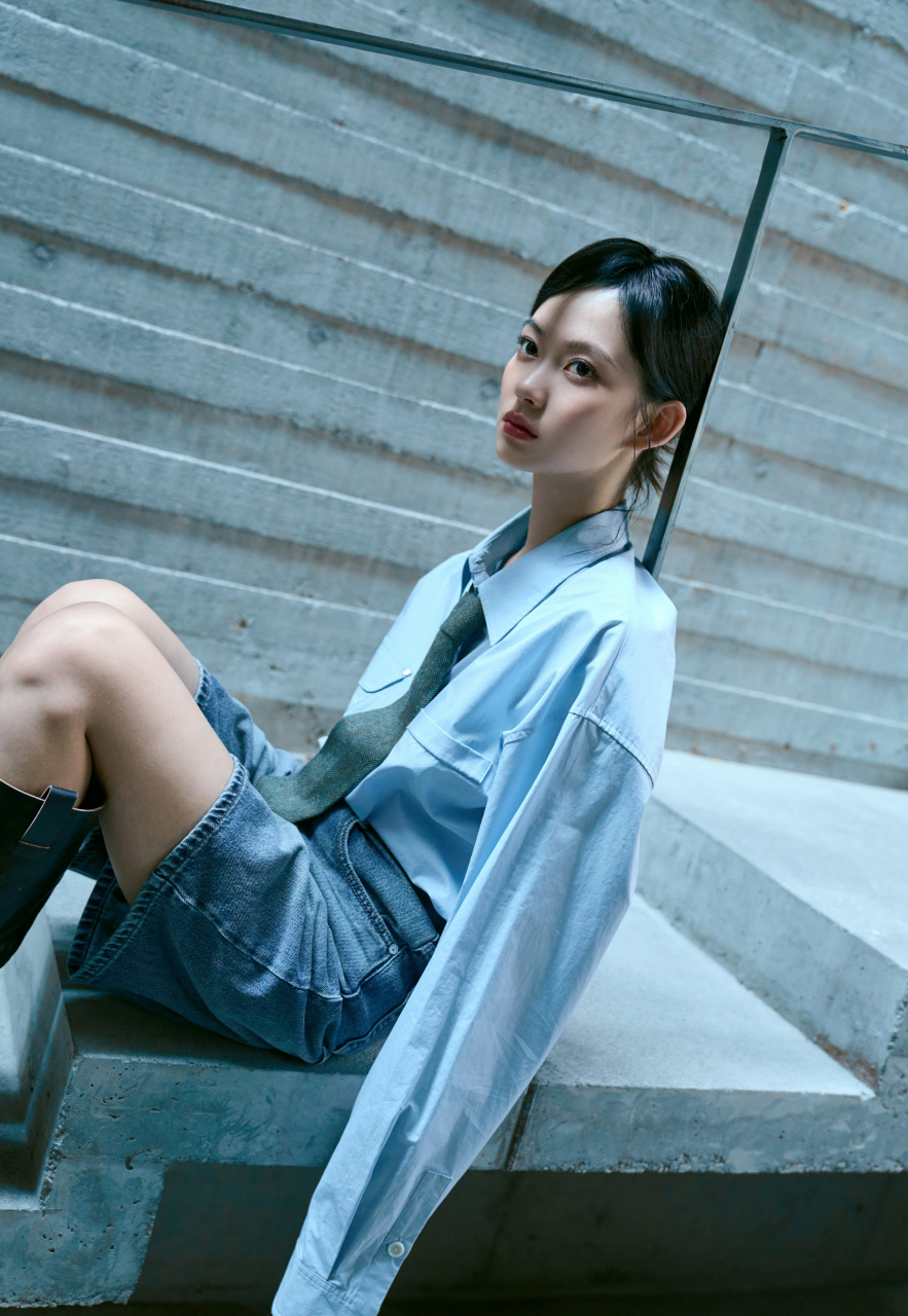 陈雨锶,蓝色衬衫牛仔短裤搭配马丁靴,又美又酷!