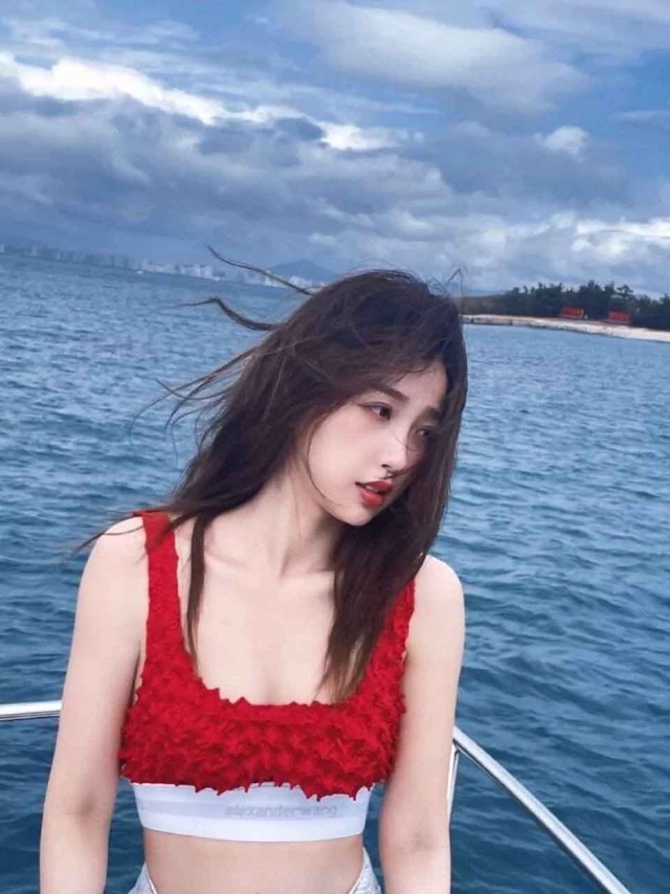 虞书欣泳装大秀,性感与甜美并存的水滨风景线