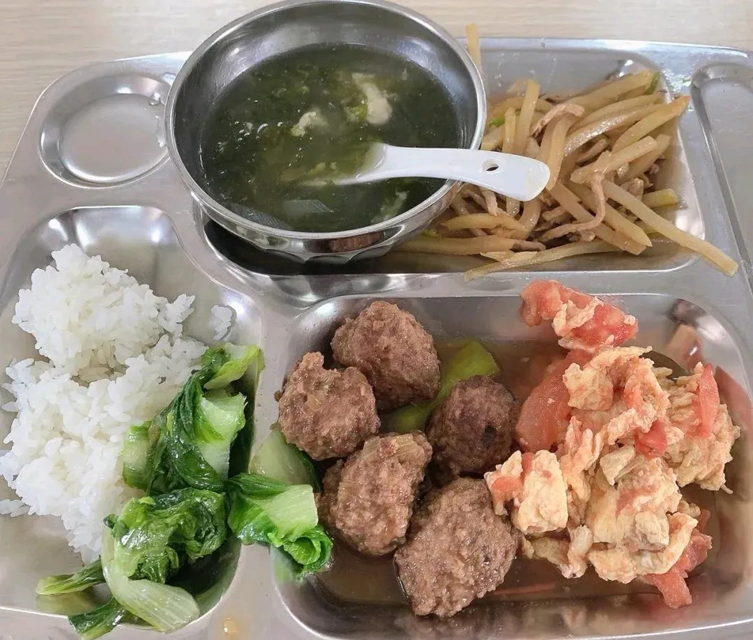 不明真相的人建议关停机关单位食堂,我们是坚决反对的,为什么呢?