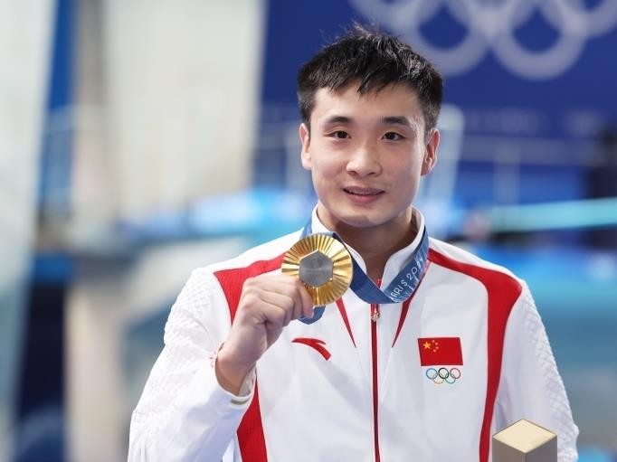 在男子单人十米台决赛中,中国选手曹缘顶住对手的冲
