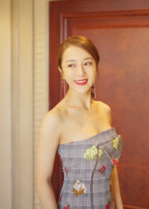 "曼娘"李依晓官宣恋情,与男友在美国度假,男方很帅俩人超般配