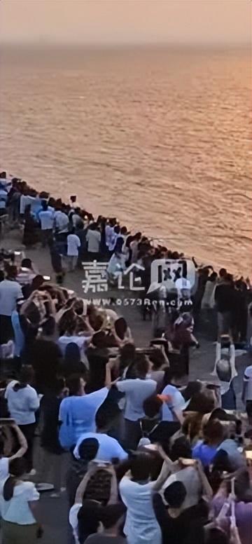 好浪漫!浙江嘉兴海盐观海园一小伙用无人机向路人投赠99朵玫瑰花