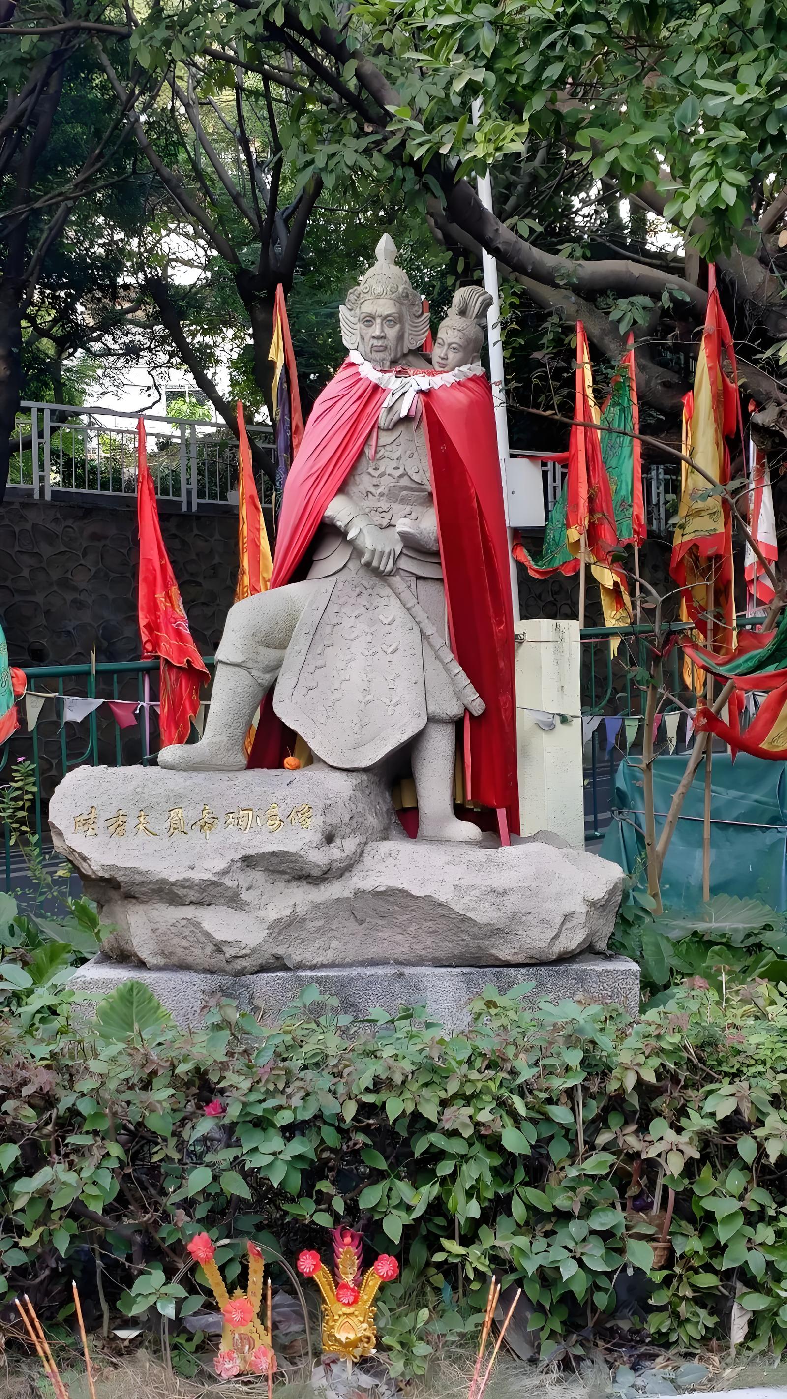 陆秀夫持剑逼死妻子,背7岁皇帝投海自尽,随后海面惊现10万尸体