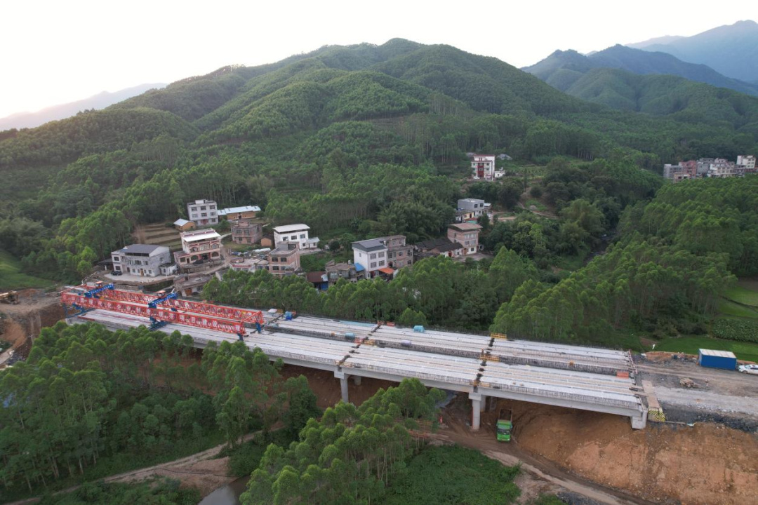 【贺州北过境线高速公路项目凤凰头大桥实现全幅贯通】2024年8月9日
