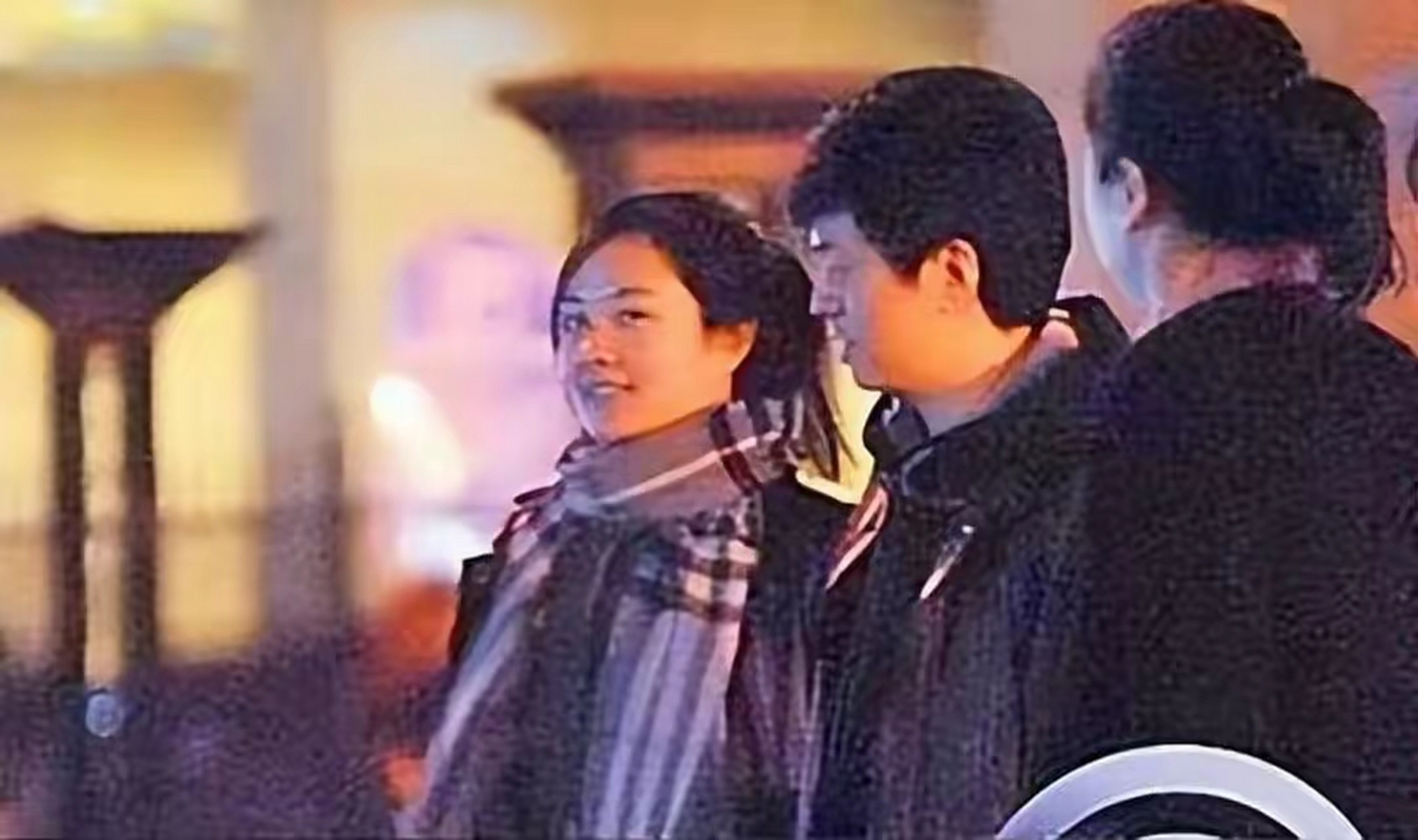 李健的妻子看上去知性文雅,虽然有网友称她蛮壮的,不过各花入各眼,也