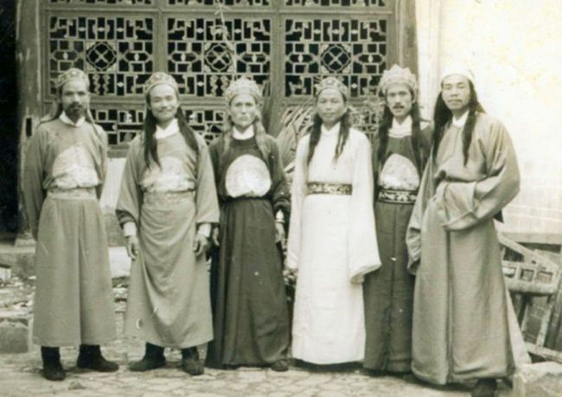 1860年,太平天国时期,"戴王"黄呈忠和部下的罕见照片,镜头中他坐在一