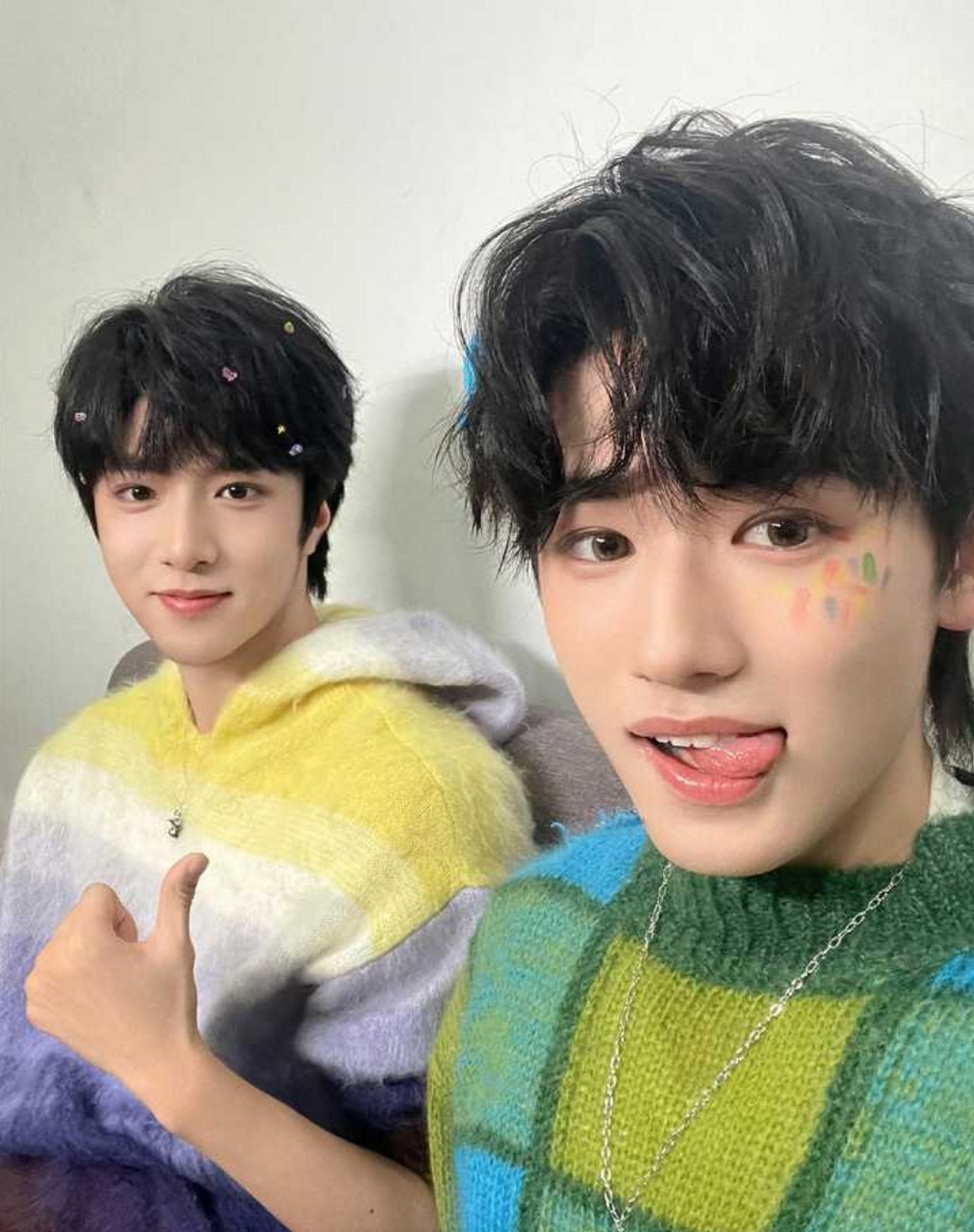 宋亚轩和刘耀文在舞台上牵手了