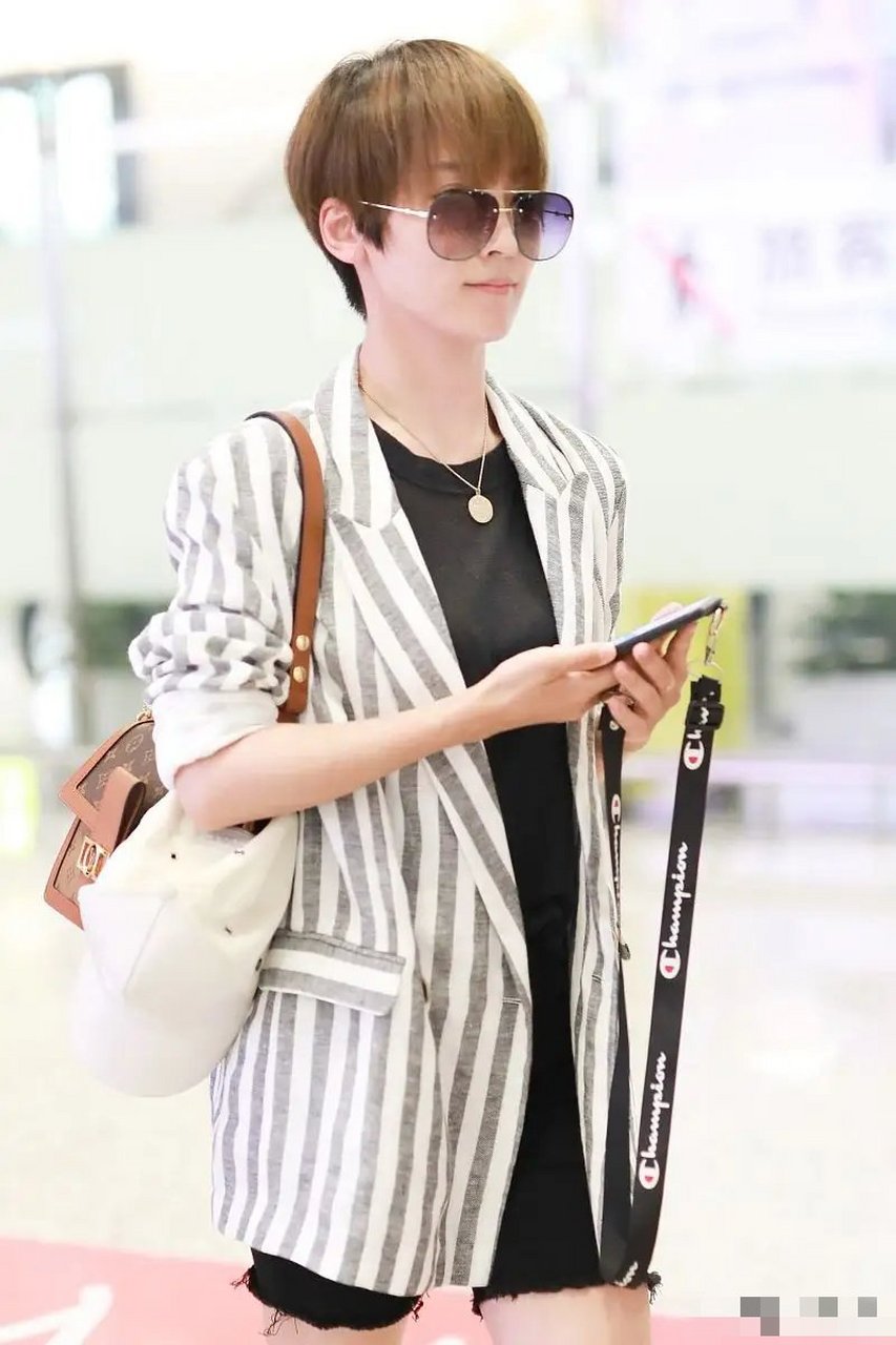 谢楠这么多年不留长发,穿条纹西装外套配干练短发,洋气有气质!