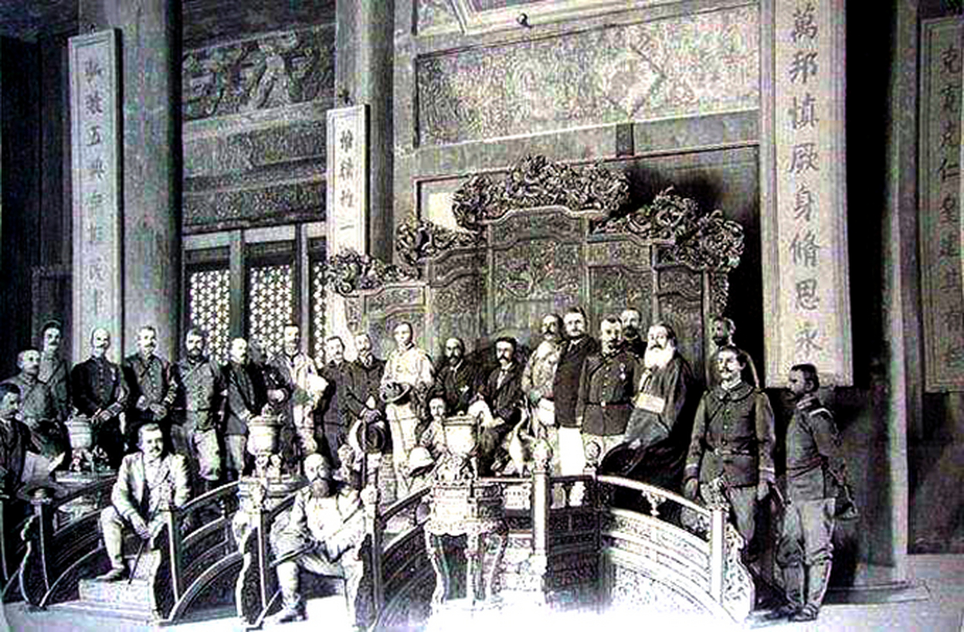 这张照片拍摄于1900年,展示了八国联军正在掠夺我国文物的一幕,当时