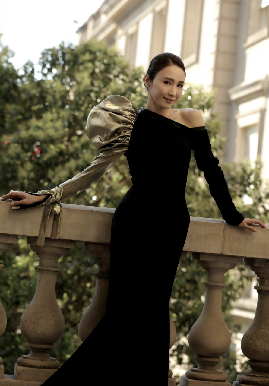 总感觉黎姿的黄金独臂袖看起来怪怪的,把全身的比例弄得很不协调.