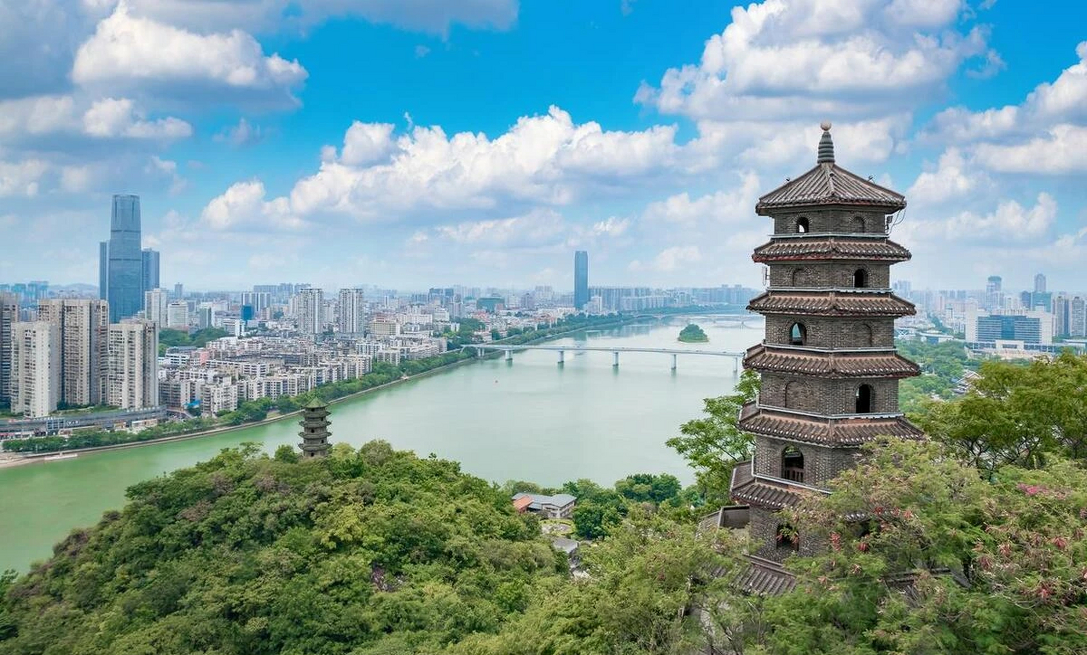 马鞍山公园是一处绝佳的观景点,可以俯瞰整个柳州市的美景.