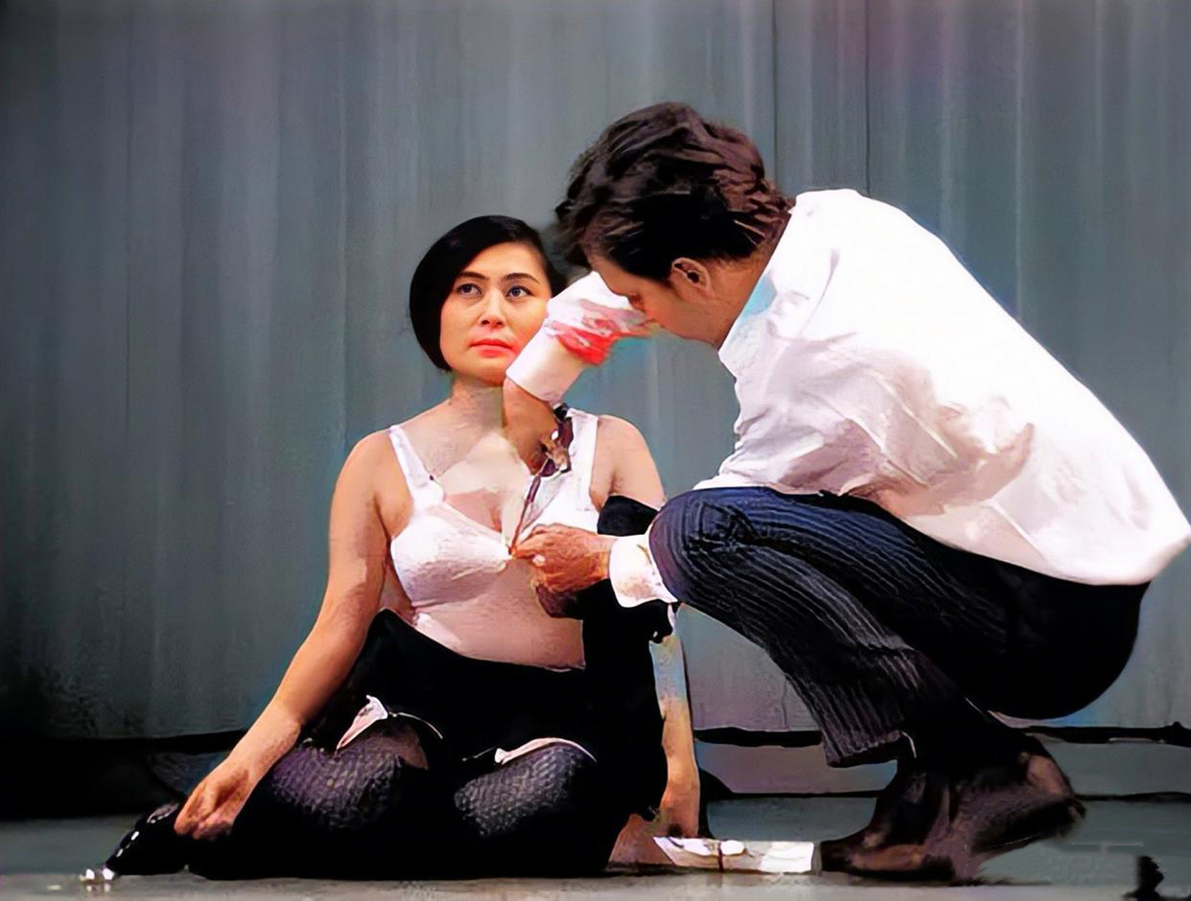 1966年3月,小野洋子进行了一次行为艺术表演,她要求台下的观众上台,用