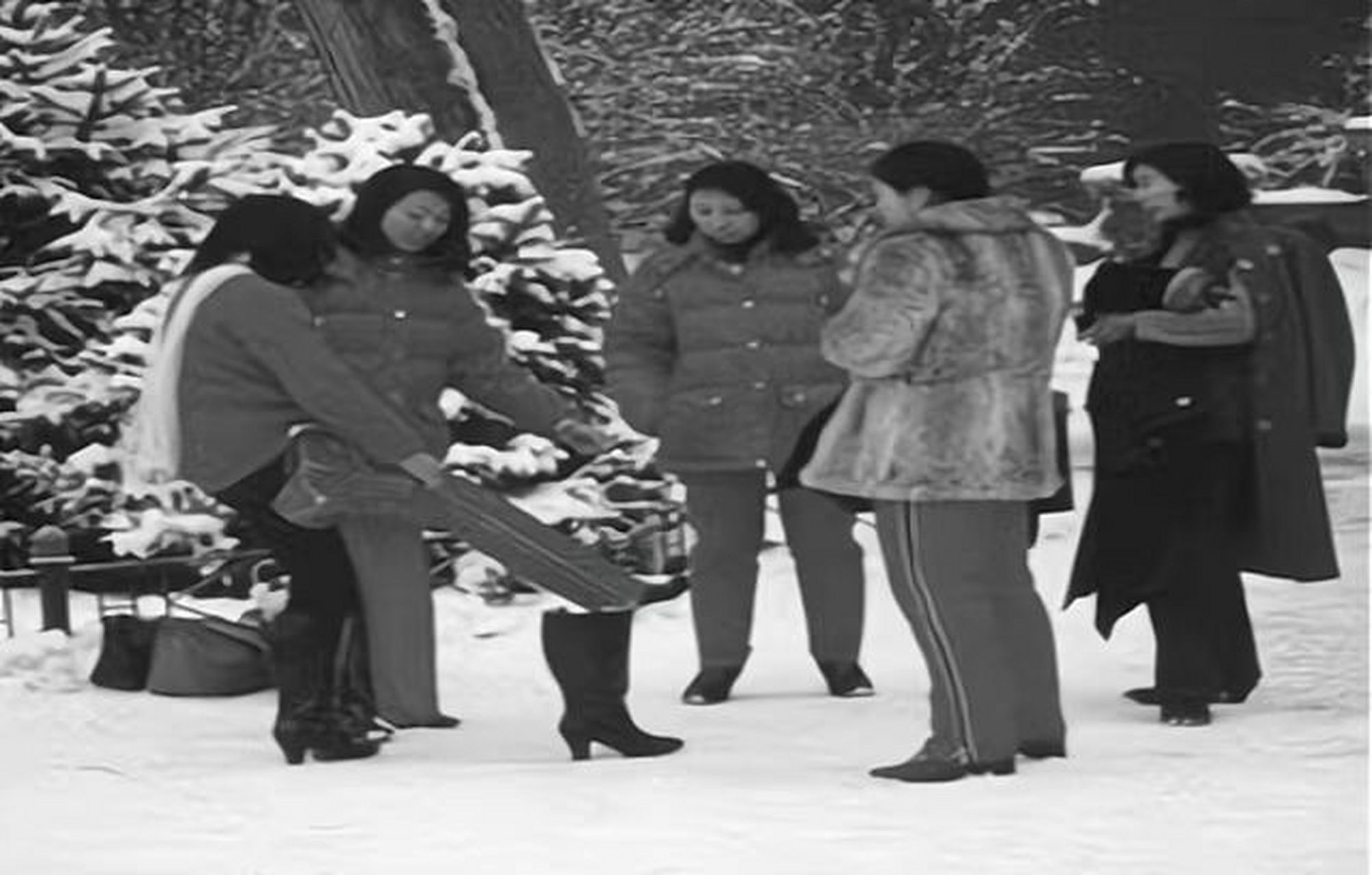 1983年,翟曼霞被公审的照片,她所犯的是流氓罪,当时她身穿紧身泳衣