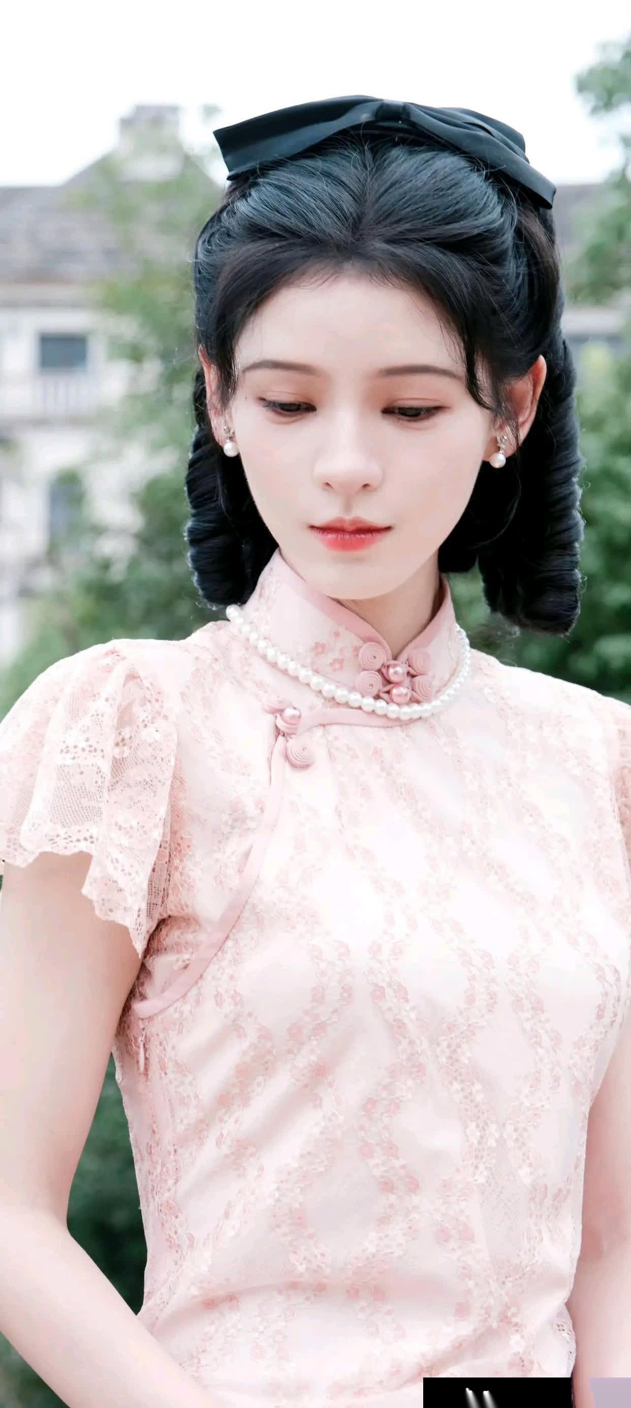 张予曦粉色民国风旗袍造型