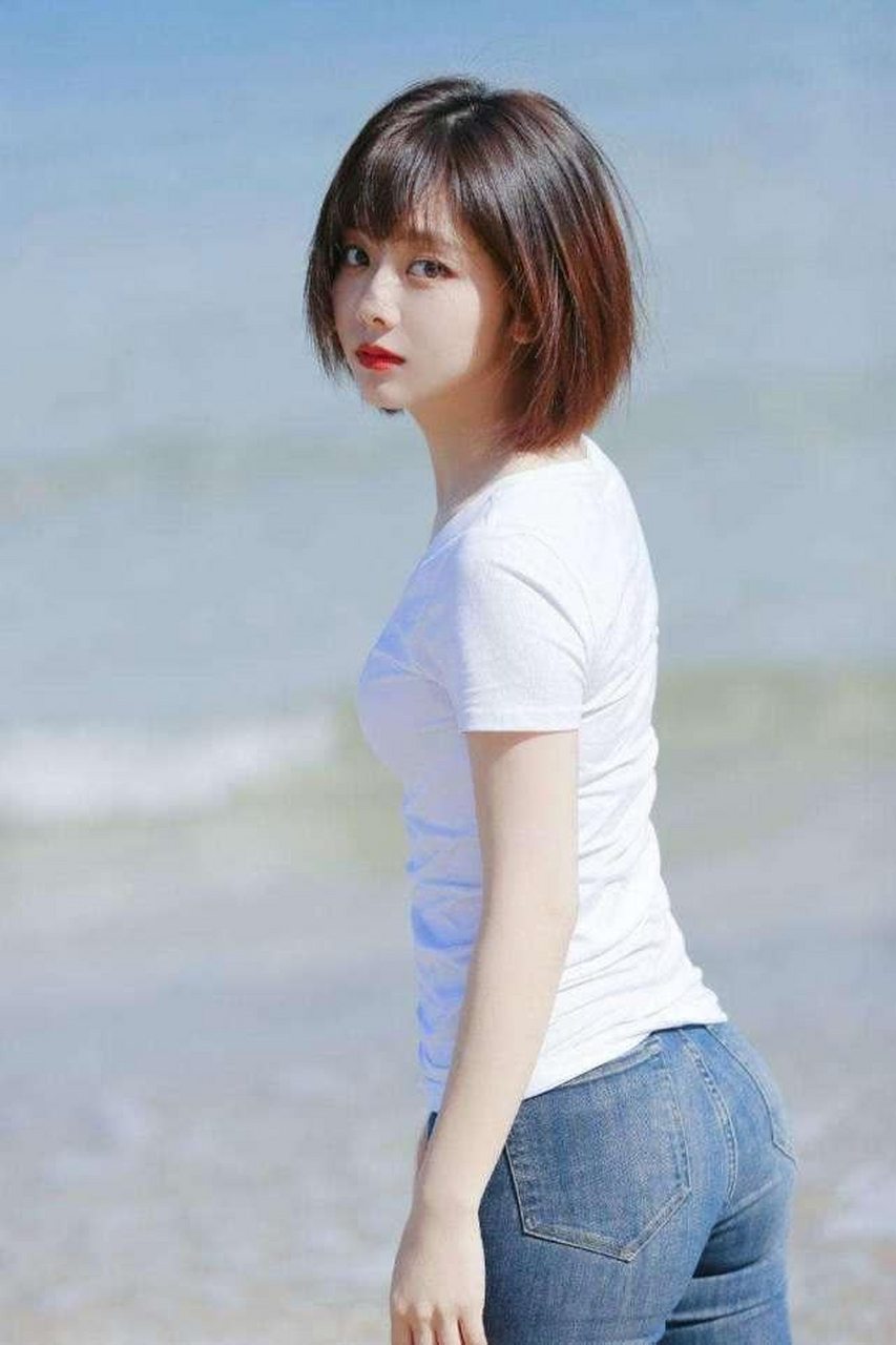 谭松韵海滩写真照