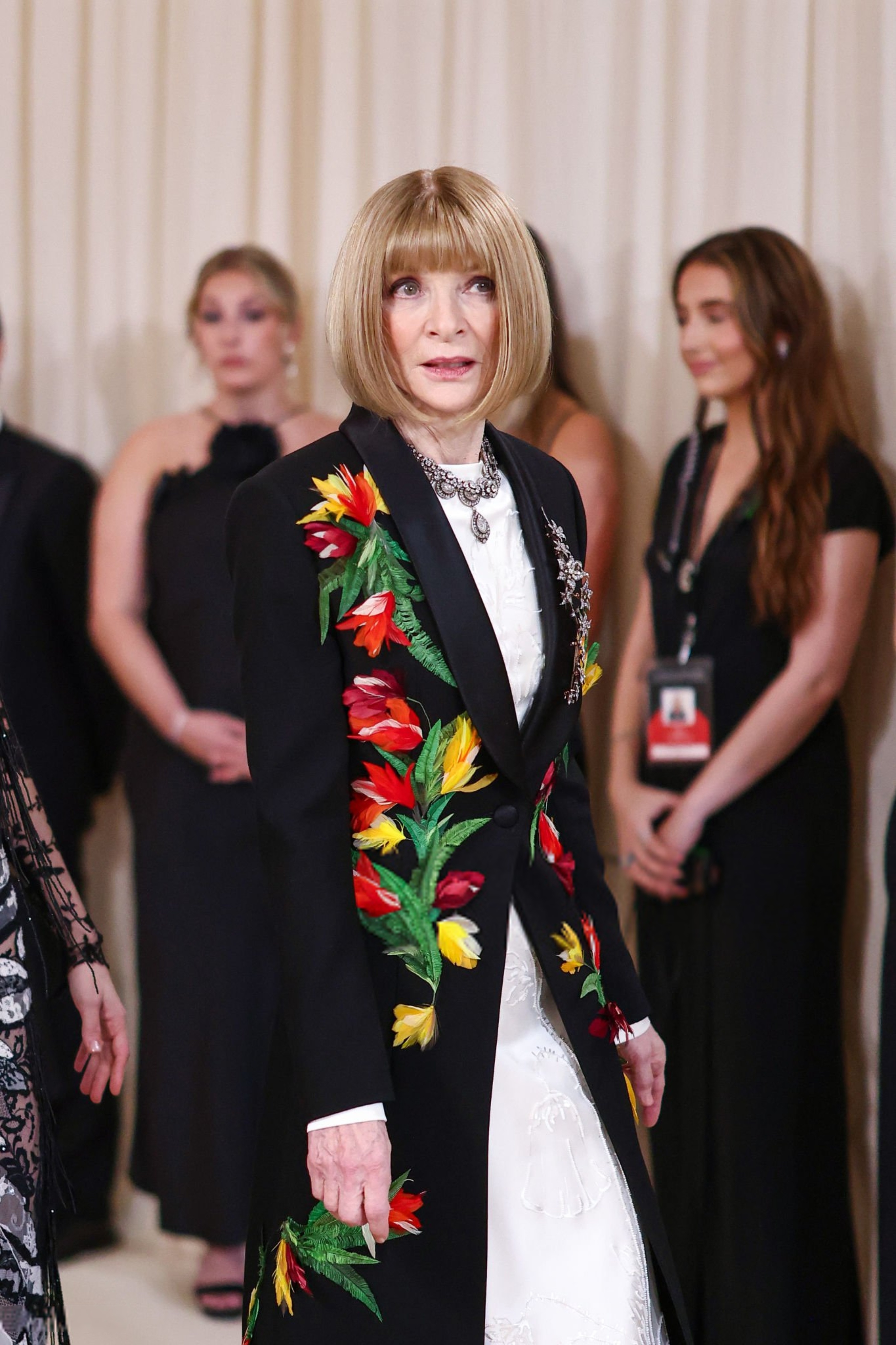 她的女儿和儿子长得就是两个画风儿子像安娜估计女儿像父亲很有