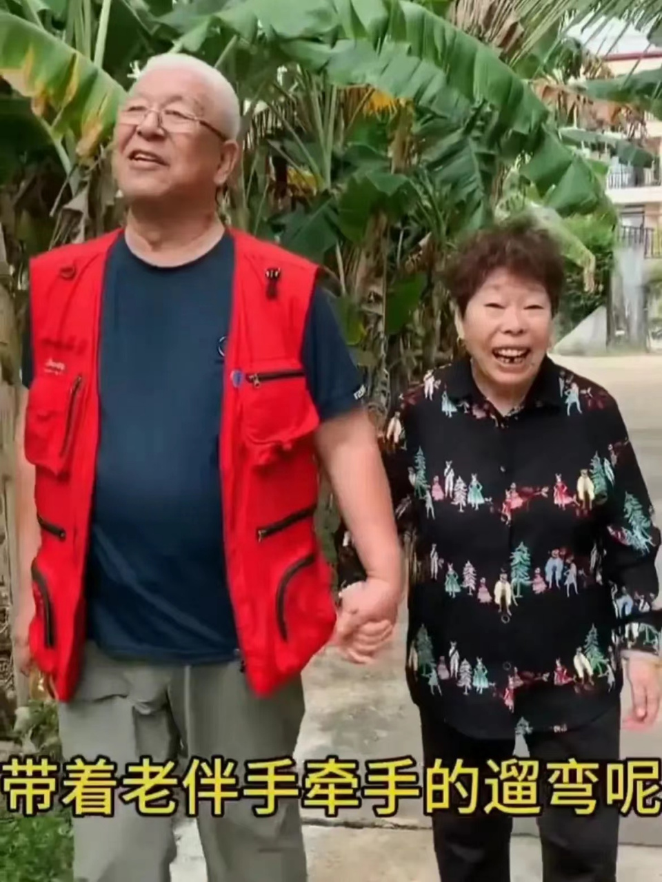 老戏骨张洪杰对病妻真好,妻子缠绵病榻多年,他不离不弃,精心照顾,妻子