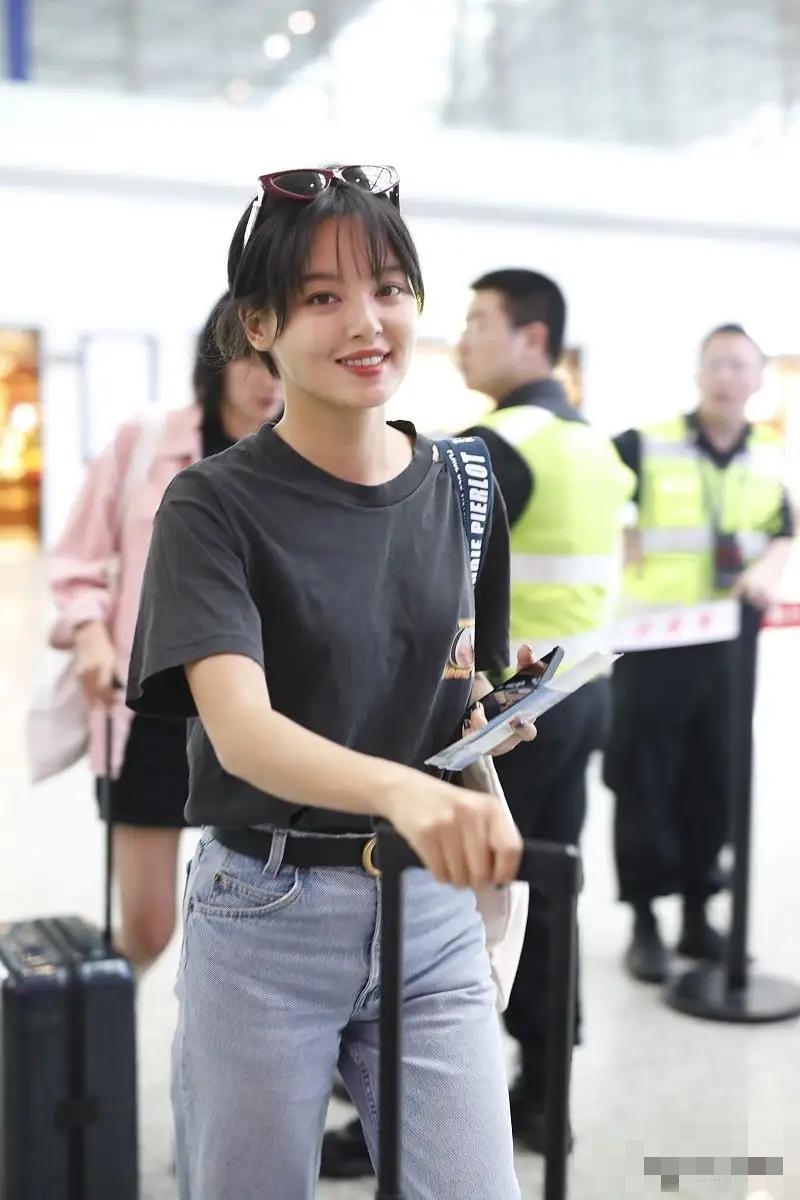 辛芷蕾穿宽t恤牛仔裤得体自然