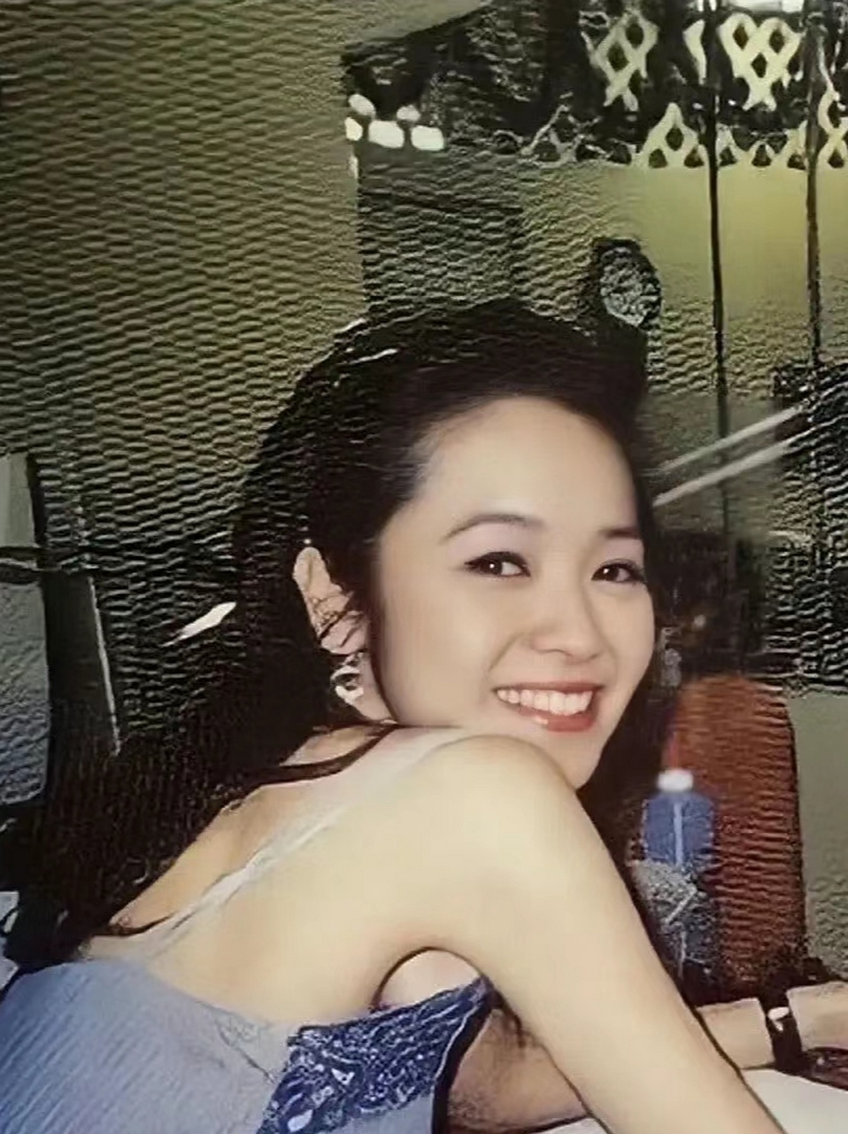 林志玲和侯佩岑,这两个情绪控制和微笑弧度都仿佛是滴水不漏的ai狠