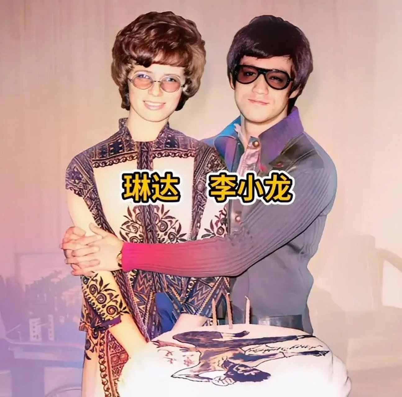 李小龙和苗可秀拍摄精武门时期的合影,在所有的和李小龙合作的女演员