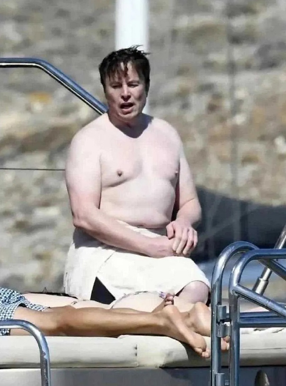 马斯克给我们的印象是身材魁梧健壮,其实他也是个大肚腩.