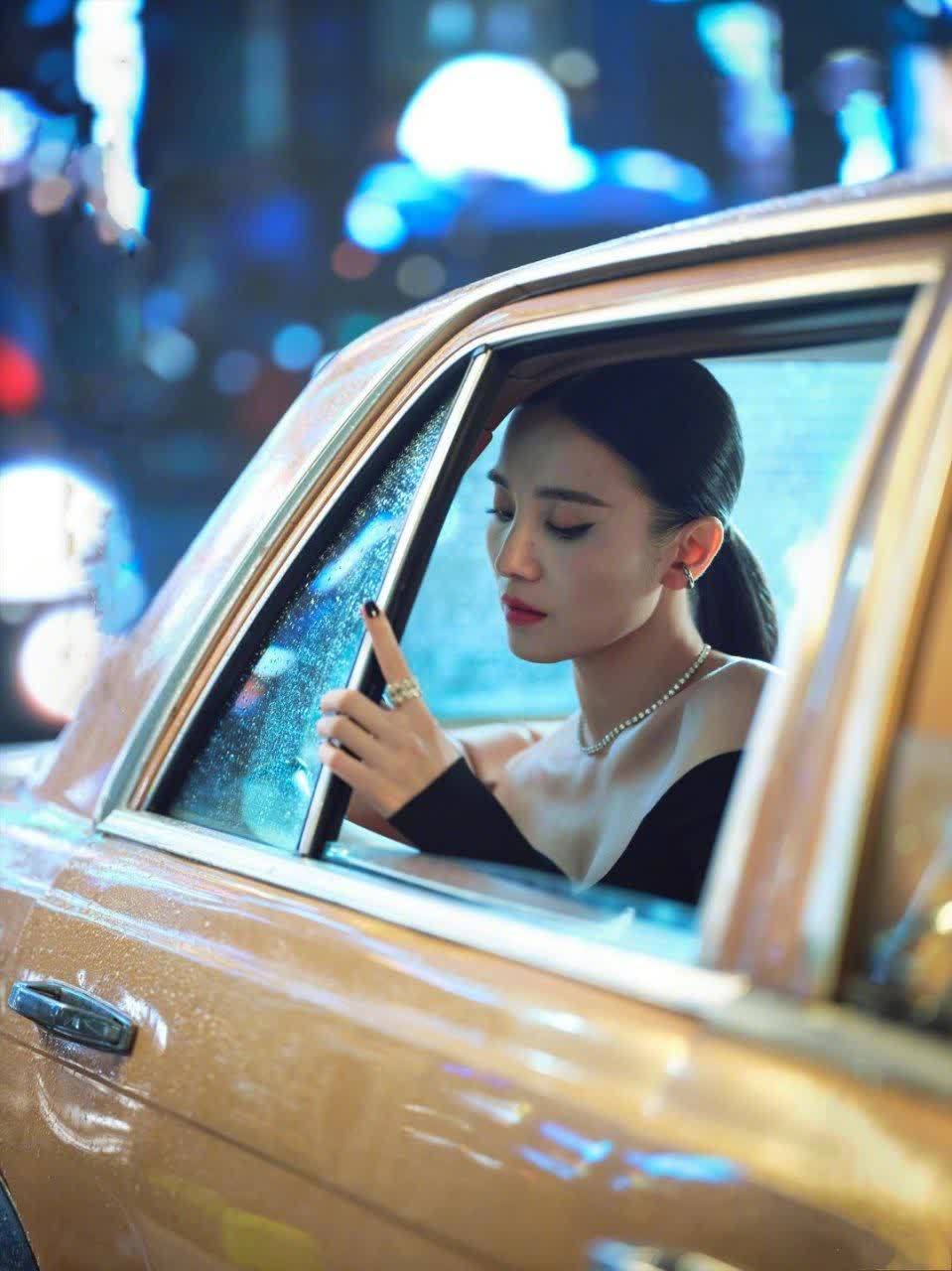 宋佳一袭黑色礼服,优雅大气,抹胸款式