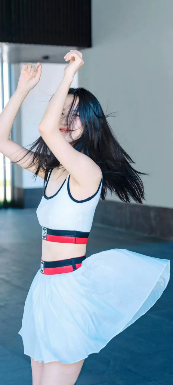 许龄月,清新脱俗,穿小背心太美了吧!