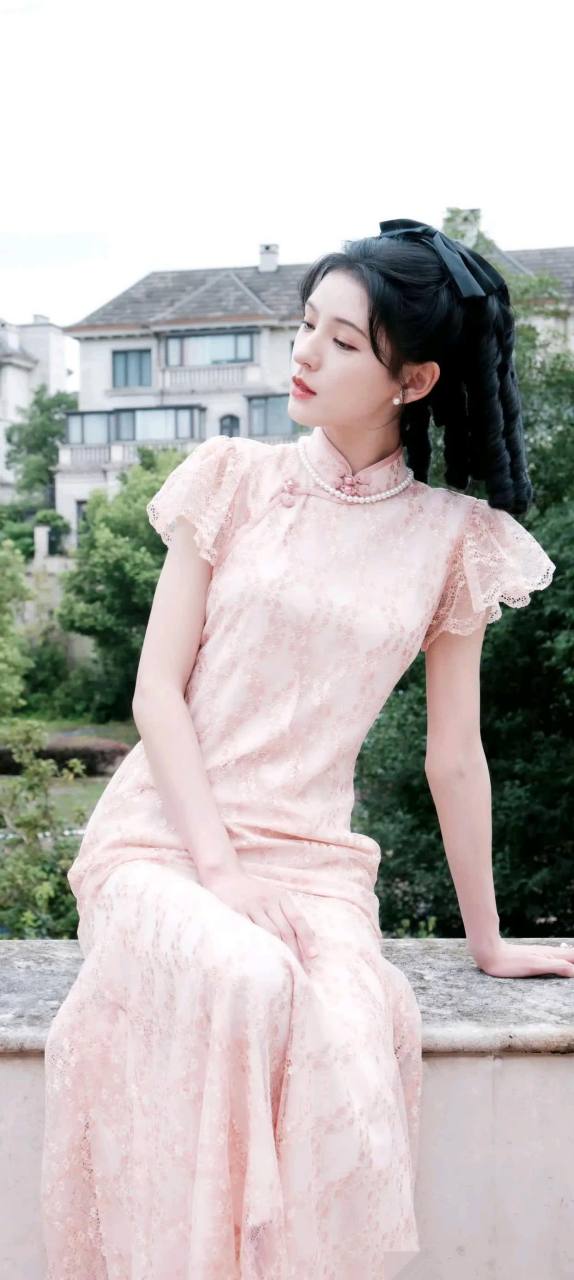 张予曦粉色民国风旗袍造型