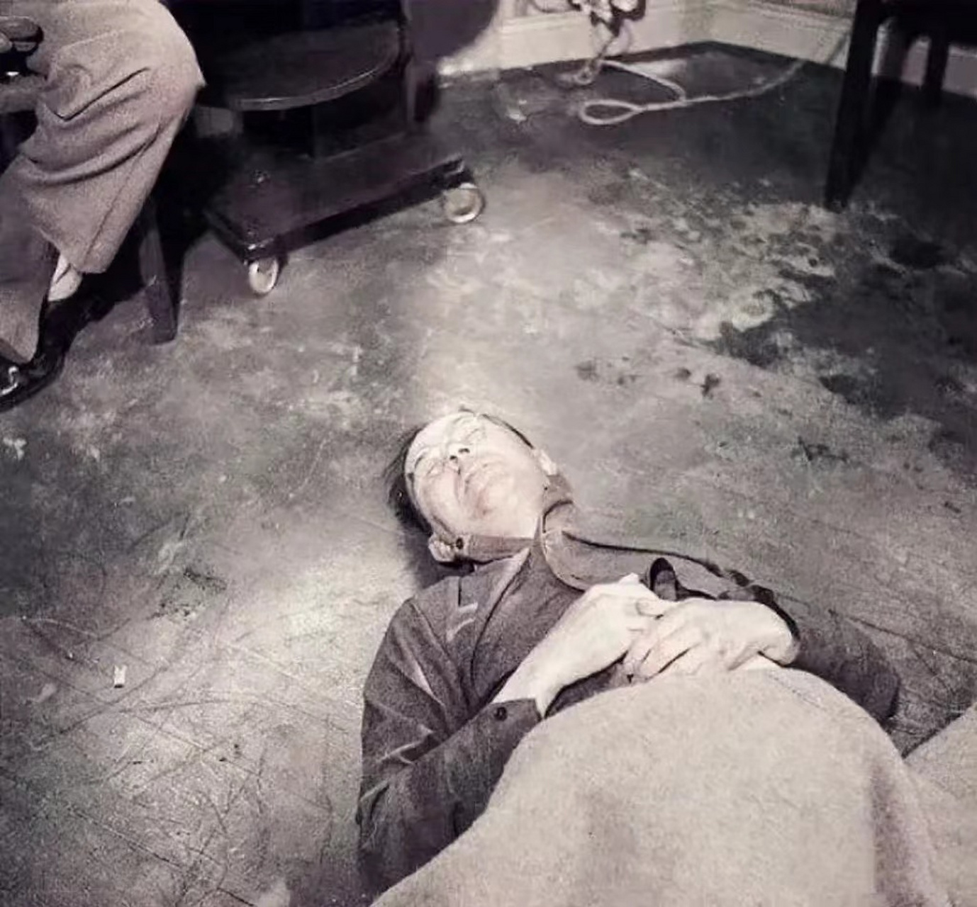 1945年,"盖世太保"希姆莱自杀身亡后,留下的遗容照,此时他已经刮掉了