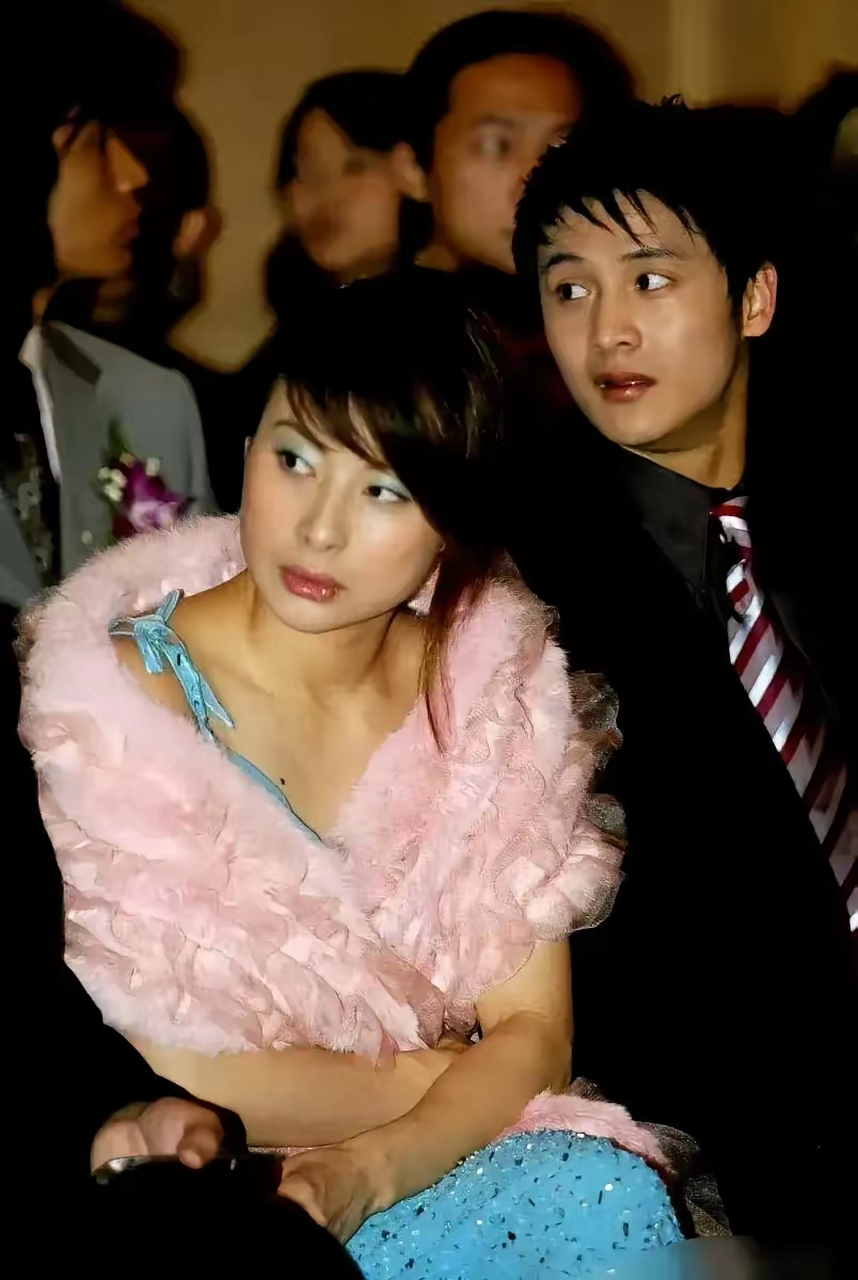 老照片欣赏系列:这是2004年,郭晶晶和田亮参加晚会活动时的合影.