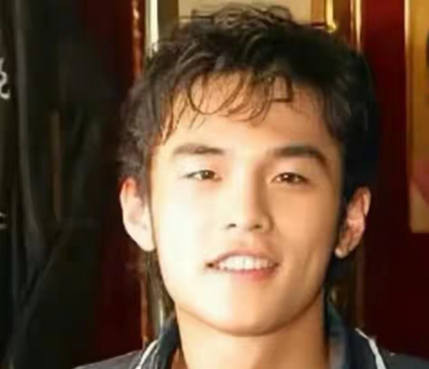 周杰伦早期发量就少,烫了看着也稀疏