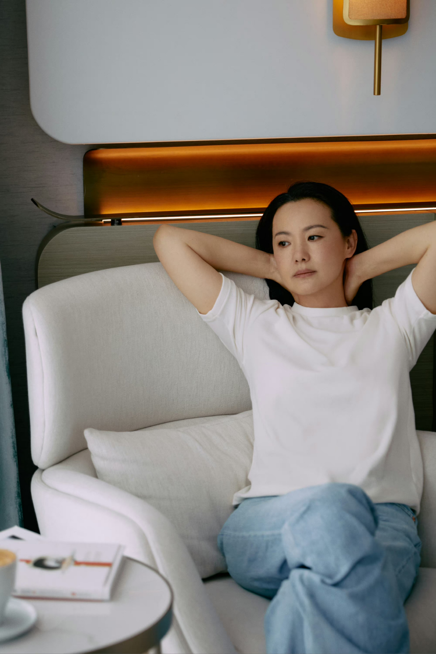 女演员咏梅,名如其人,像一朵独自盛开孤傲腊梅,气质独特,魅力不凡.