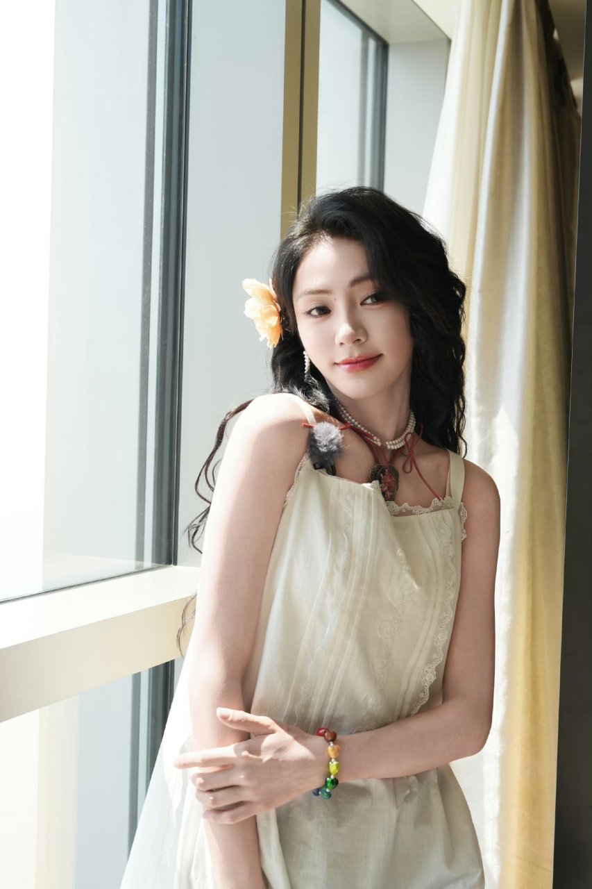 谢可寅一袭白色吊带裙,清新靓丽.