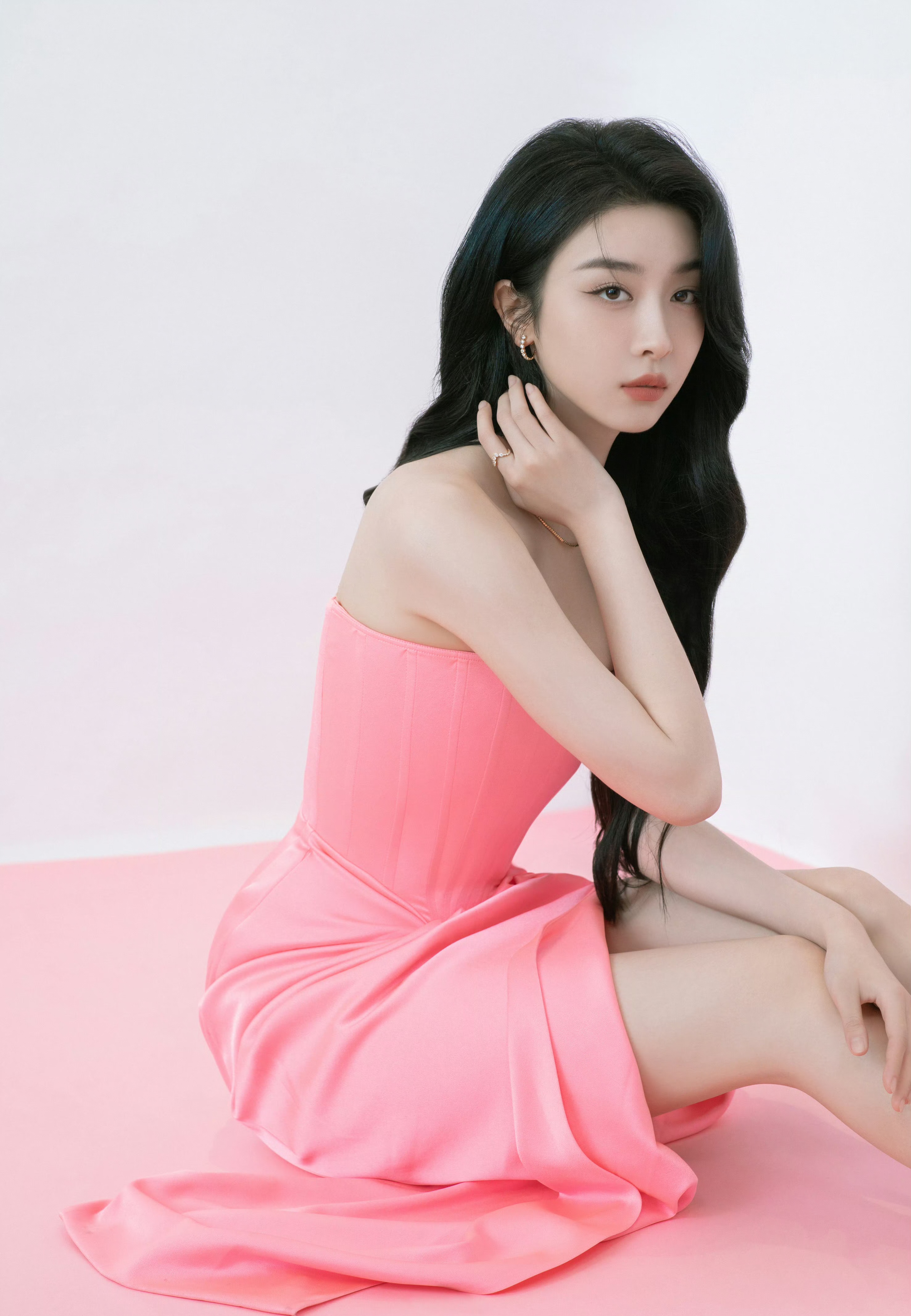 赵小棠,粉色高开叉抹胸裙,高跟鞋超亮眼,性感而不失清新!