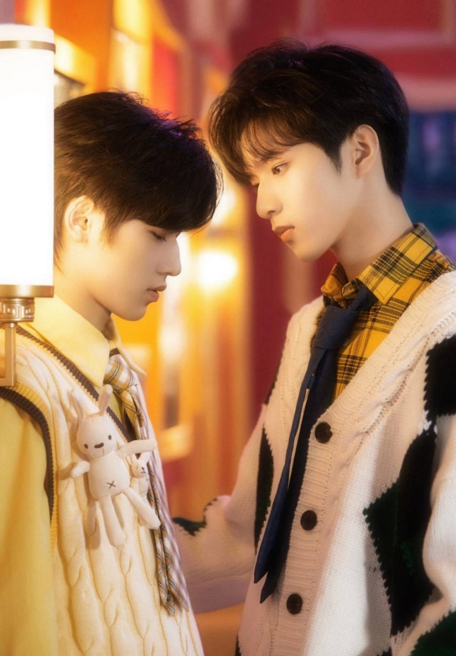 宋亚轩和刘耀文在舞台上牵手了