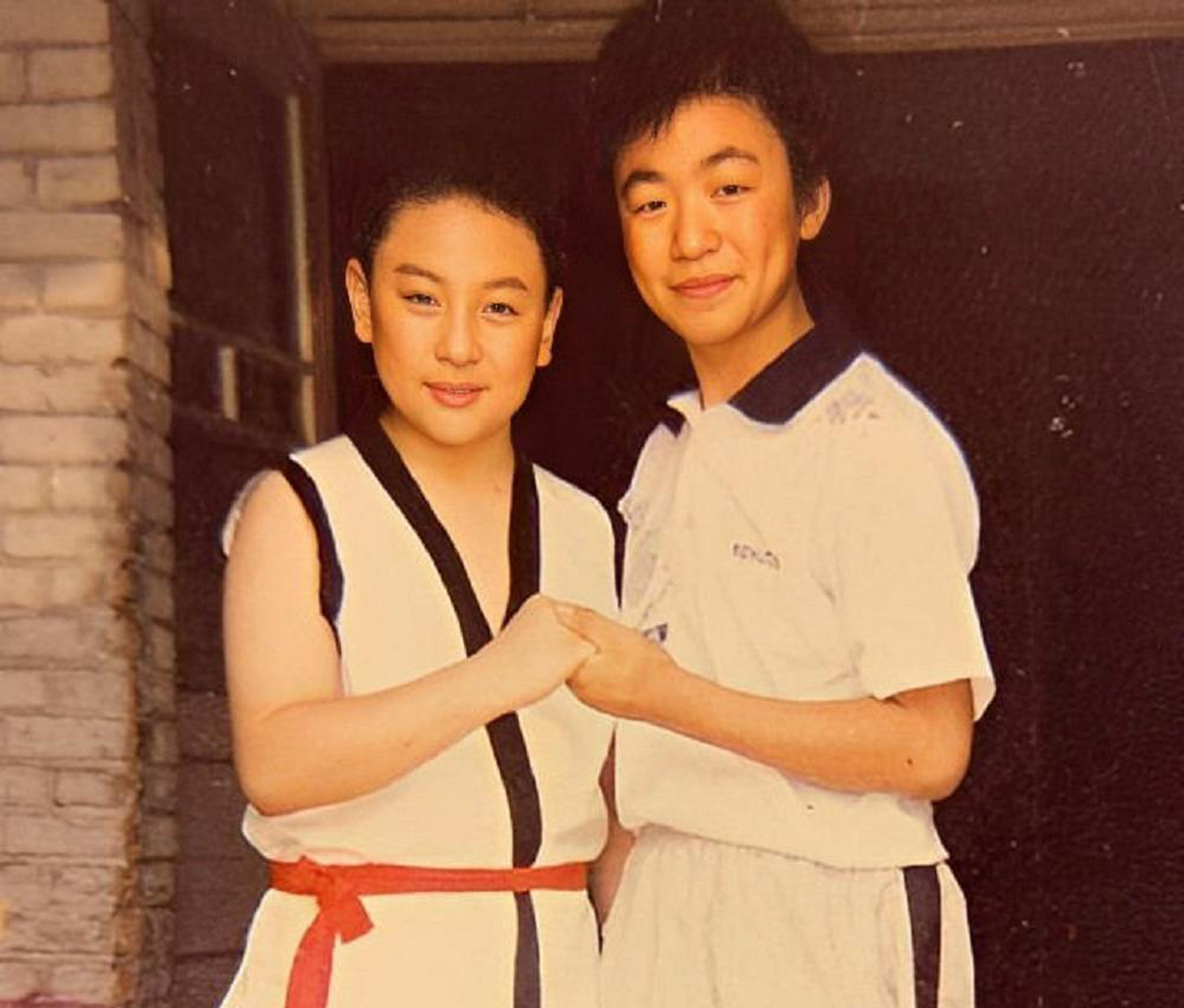 照片是释小龙和王宝强的合影,两人从小就认识,并同在少林寺习武,而