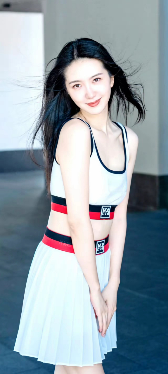 许龄月,清新脱俗,穿小背心太美了吧!