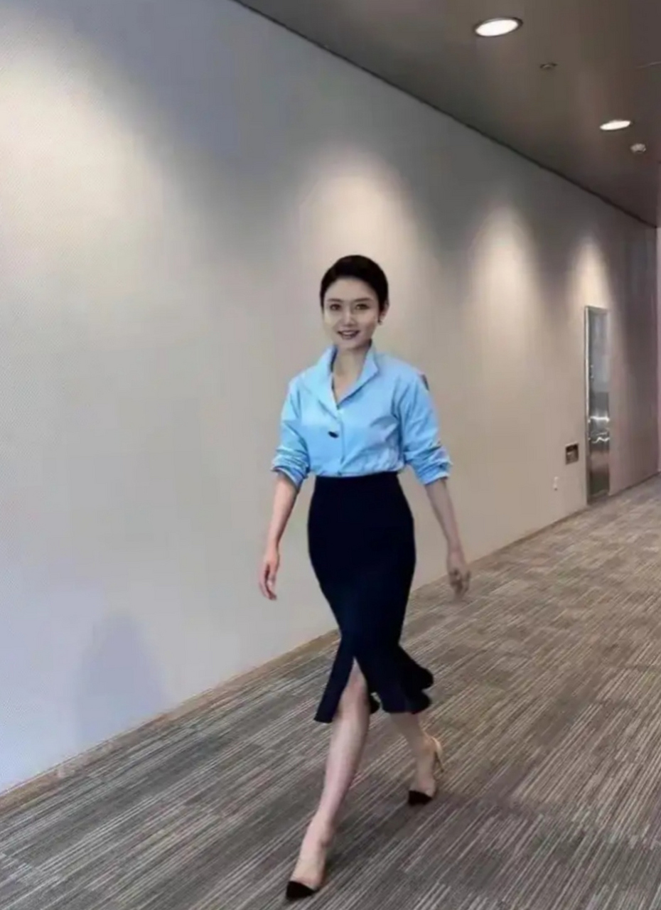 龙洋大步流星,走路带风,一身正装打扮的她又美又飒,真可谓端庄大气,腹