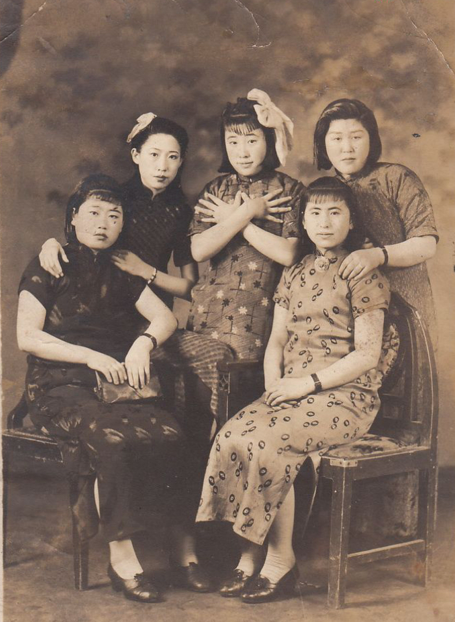 1946年,无锡,几位民国"闺蜜"在站台上的合影,镜头中的她们都穿着旗袍