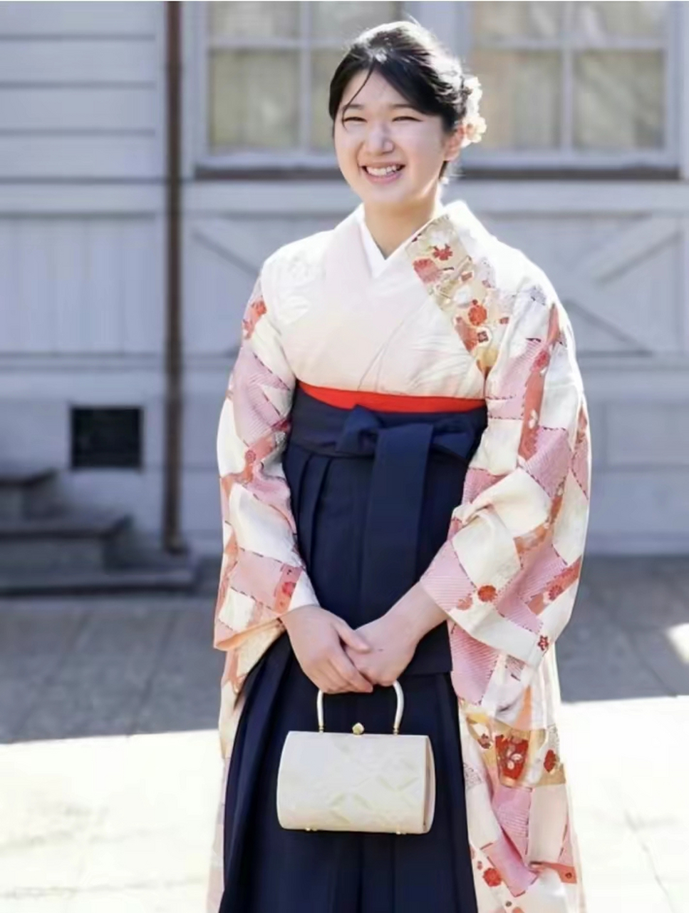 爱子公主大学毕业,她身穿樱花粉色长袖和服笑容灿烂,她曾就读于文学部