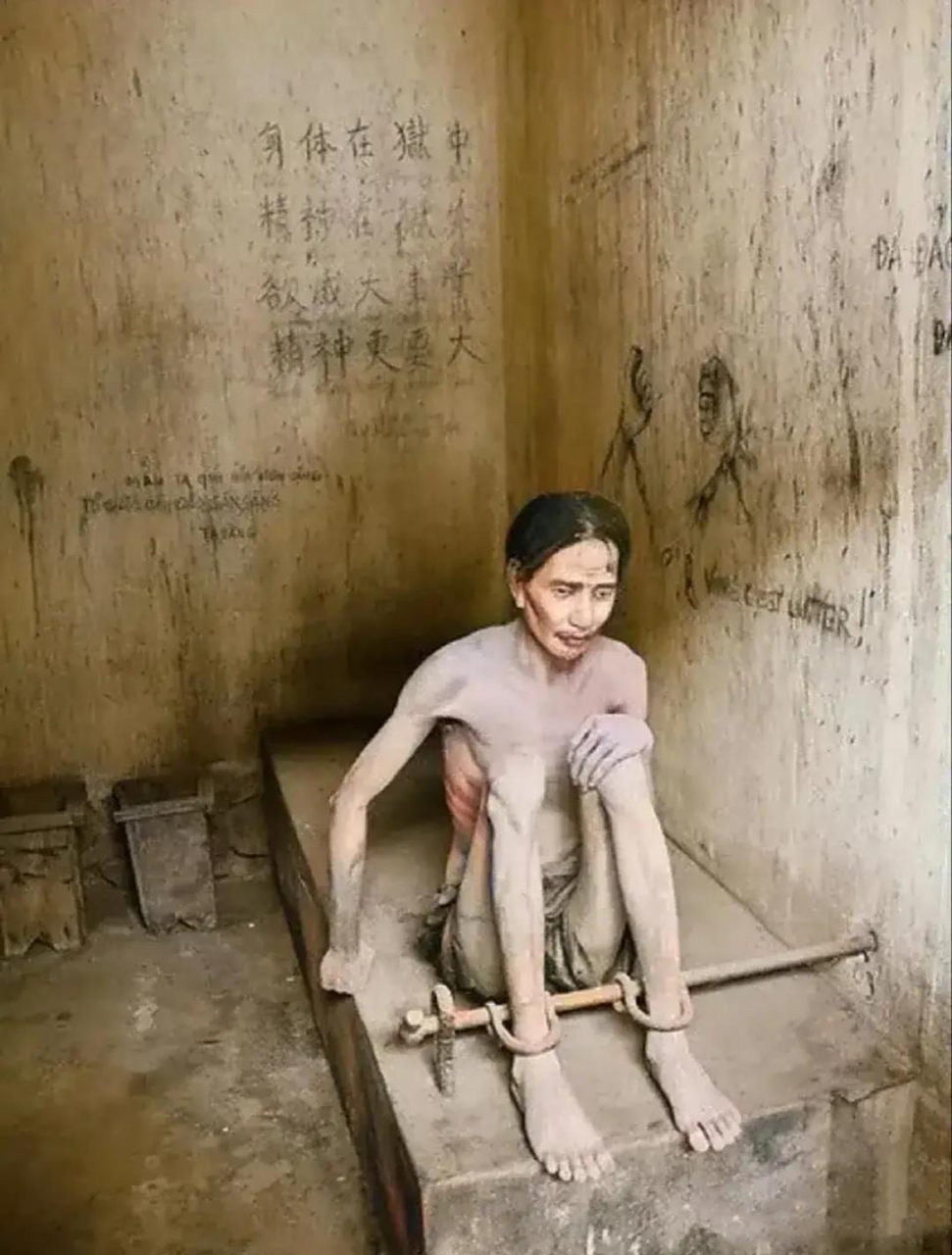 这是在越南战争博物馆陈列的场景,一位被囚禁许久的越南士兵,虽然他身