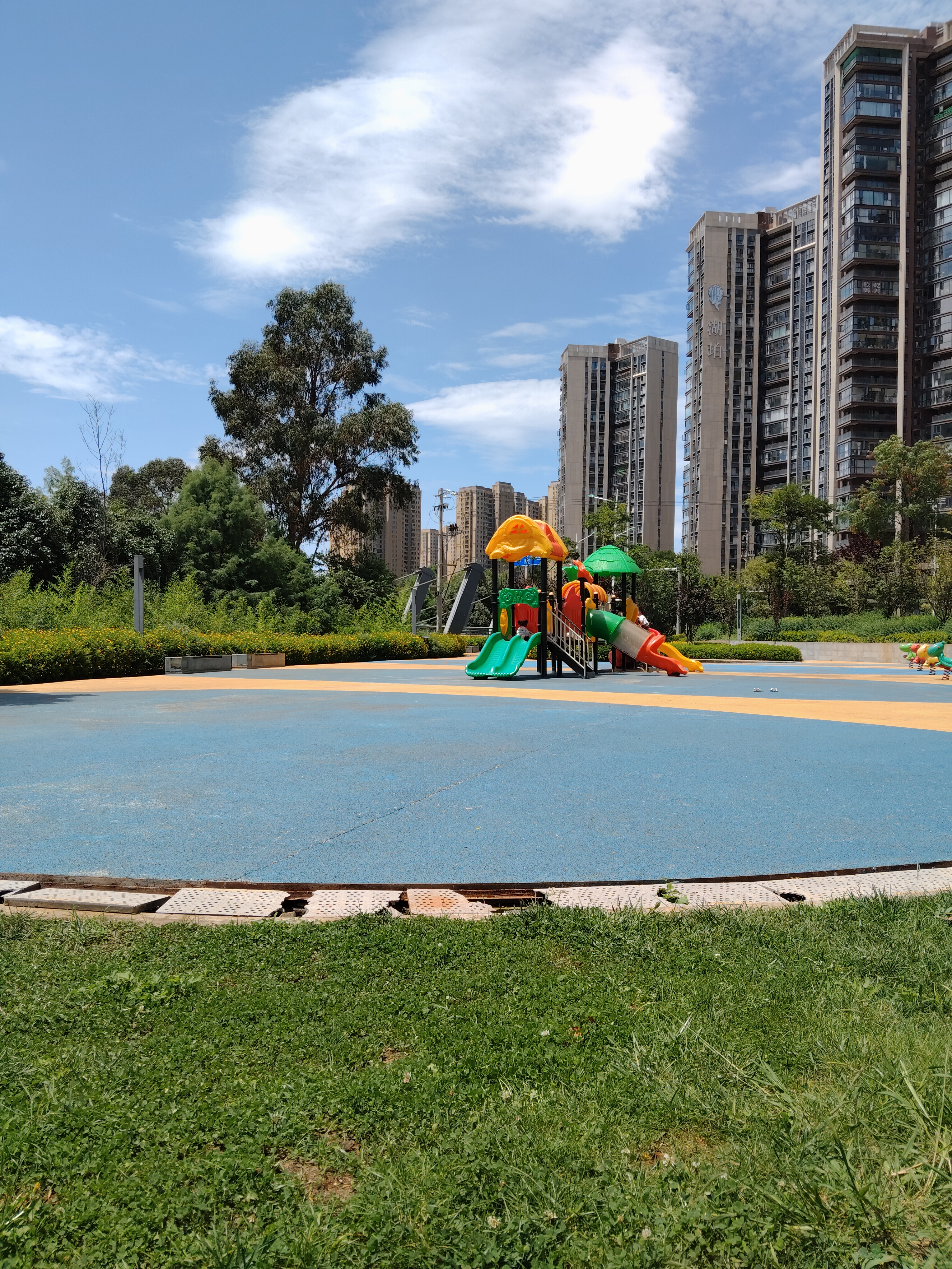 我不知道你们离婚了,跟前夫都是什么关系,我跟前夫