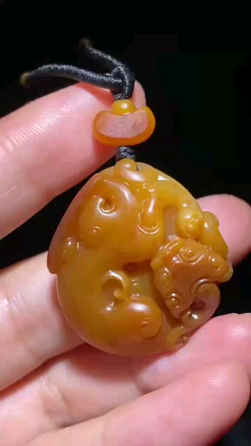 和田玉籽料,精品黄沁守护大师工艺